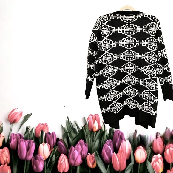 Allegra Size 1x Black and White Patterned Sweater - Picture 2 of 2